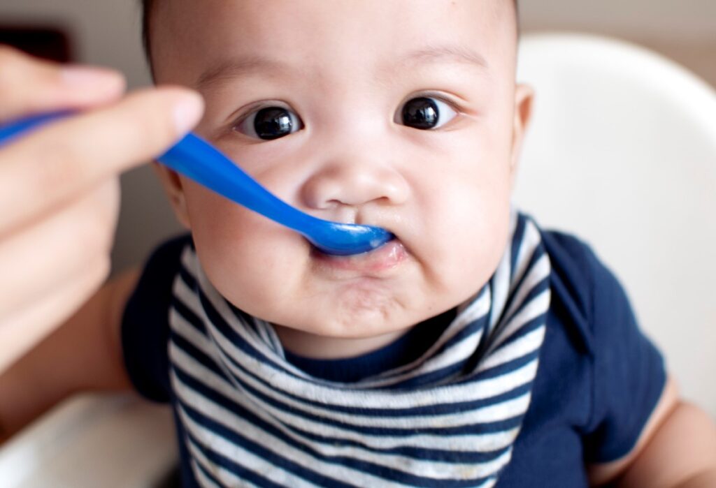 Hướng dẫn bắt đầu cho con ăn dặm bổ não