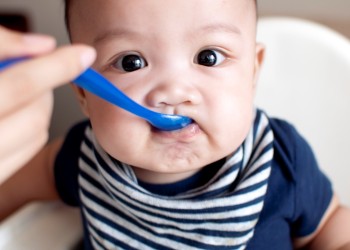 Hướng dẫn bắt đầu cho con ăn dặm bổ não