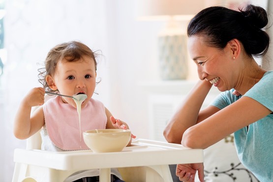 Mẹ nên để bé thoải mái khi ăn