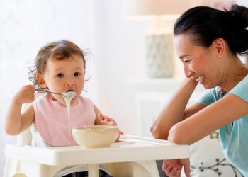 Mẹ nên để bé thoải mái khi ăn