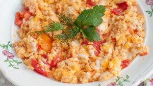 Mách mẹ cách nấu trứng bác cà chua cho bé giàu dinh dưỡng