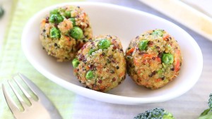 Món hạt diêm mạch, cá hồi được tạo hình viên nhỏ vừa ăn