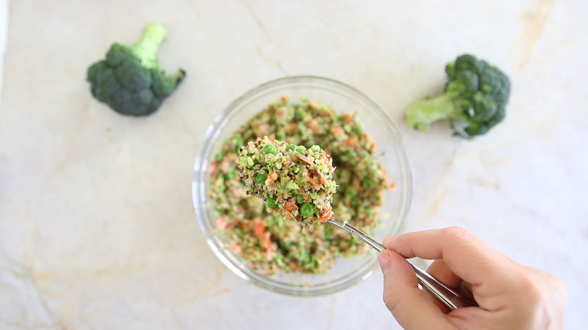 Món hạt diêm mạch và cá hồi - Cho tất cả nguyên liệu vào tô lớn và trộn đều