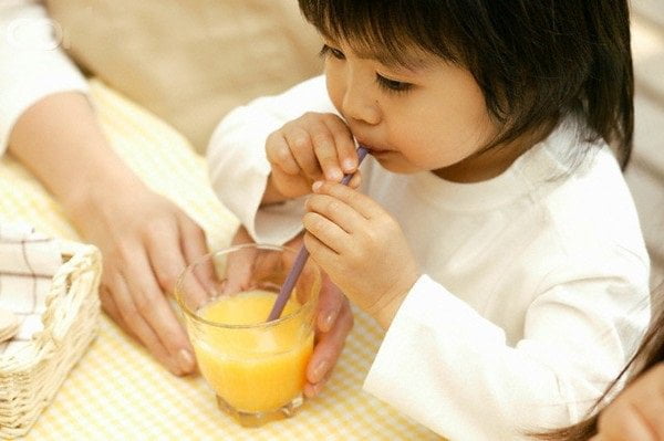 bé uống nước