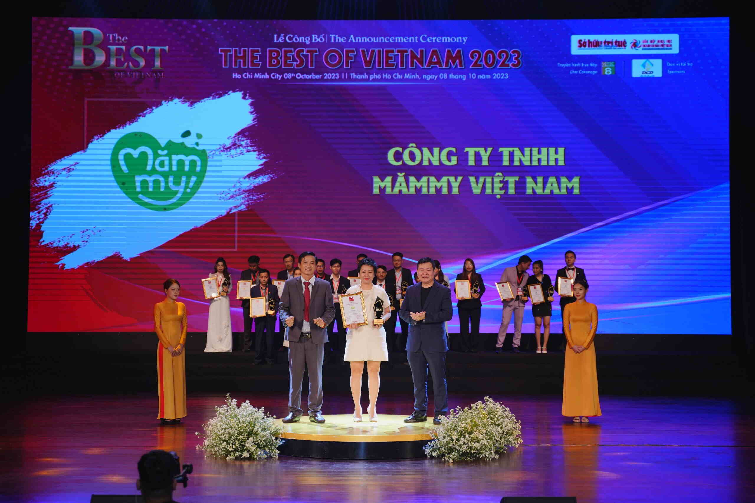 Bà Phạm Thị Dung – Đại diện Mămmy nhận giải thưởng “Top 10 The Best Of Vietnam 2023”