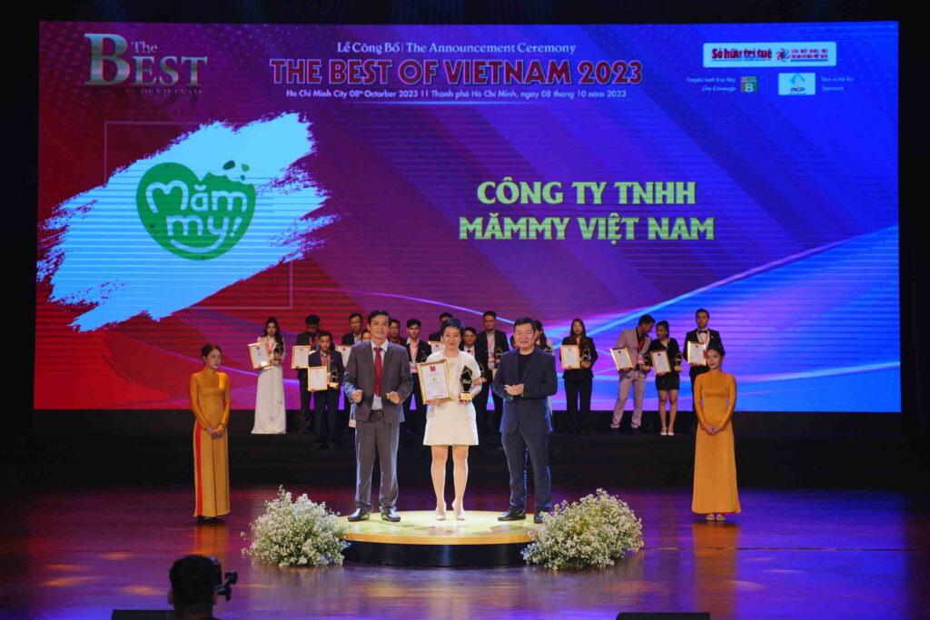 Bà Phạm Thị Dung – Đại diện Mămmy nhận giải thưởng “Top 10 The Best Of Vietnam 2023”