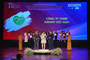 Bà Phạm Thị Dung – Đại diện Mămmy nhận giải thưởng “Top 10 The Best Of Vietnam 2023”