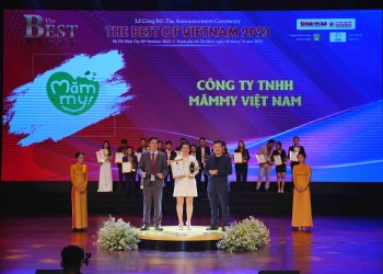 Bà Phạm Thị Dung – Đại diện Mămmy nhận giải thưởng “Top 10 The Best Of Vietnam 2023”