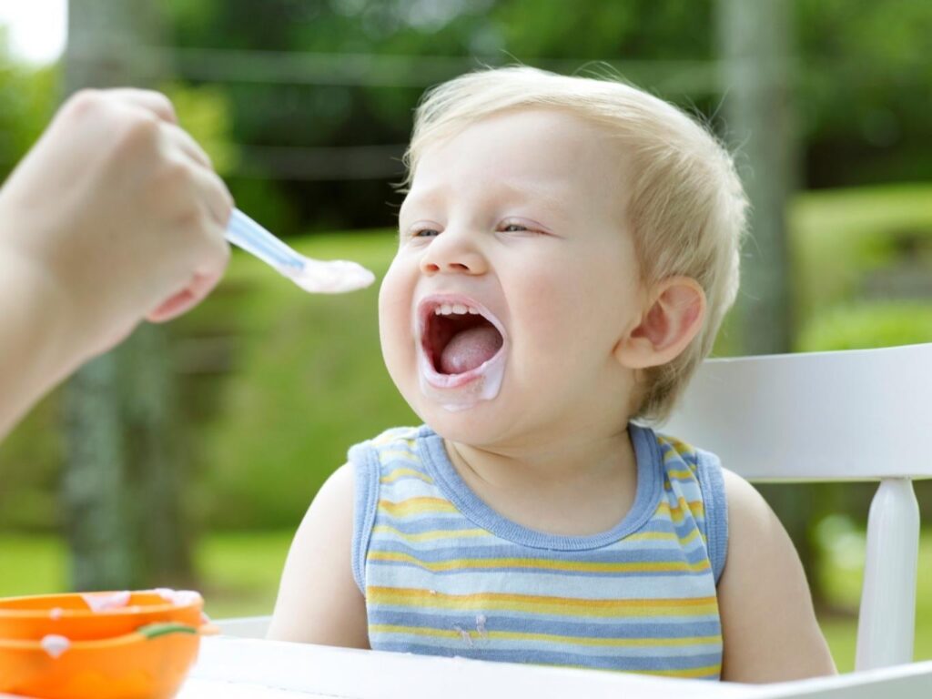 Thời điểm vàng để mẹ bổ sung sữa chua cho con
