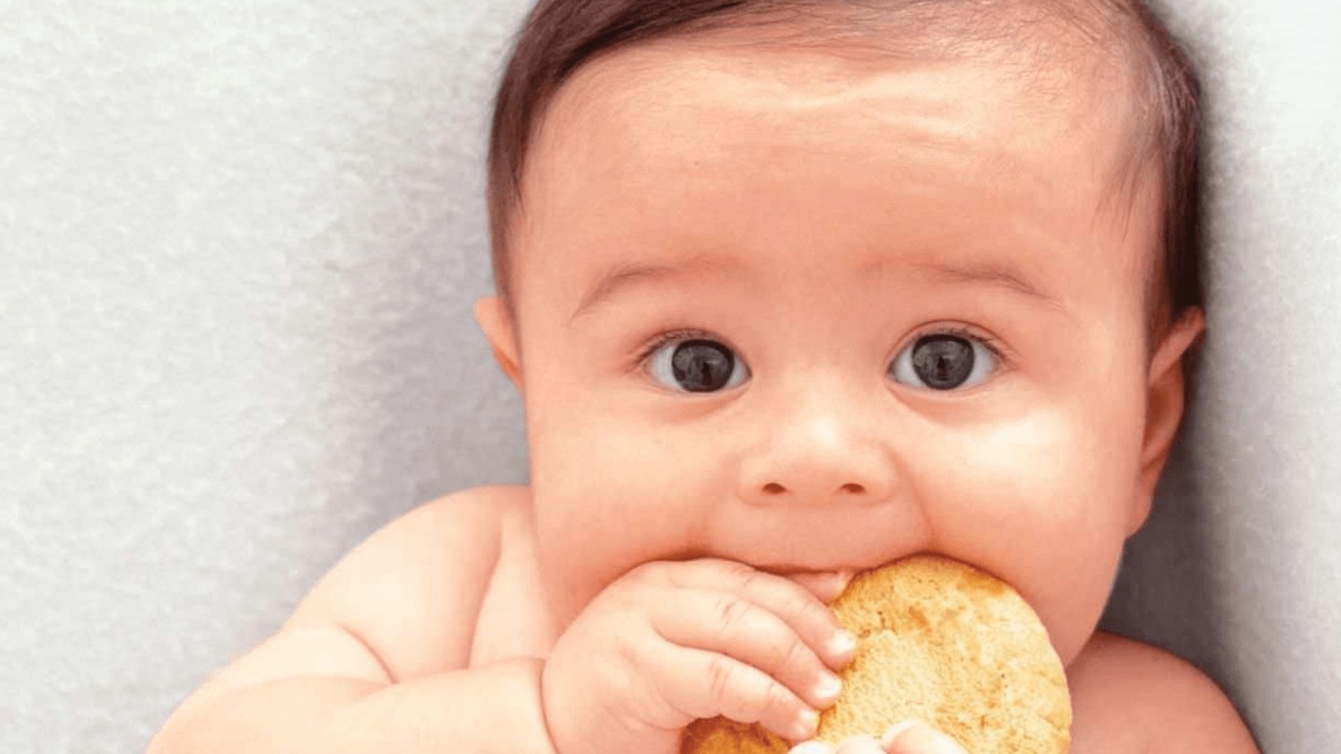 Bánh ăn dặm hỗ trợ bé tập nhai và trải nghiệm hương vị mới