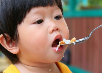 Hình ảnh mô tả bé ăn cơm nát