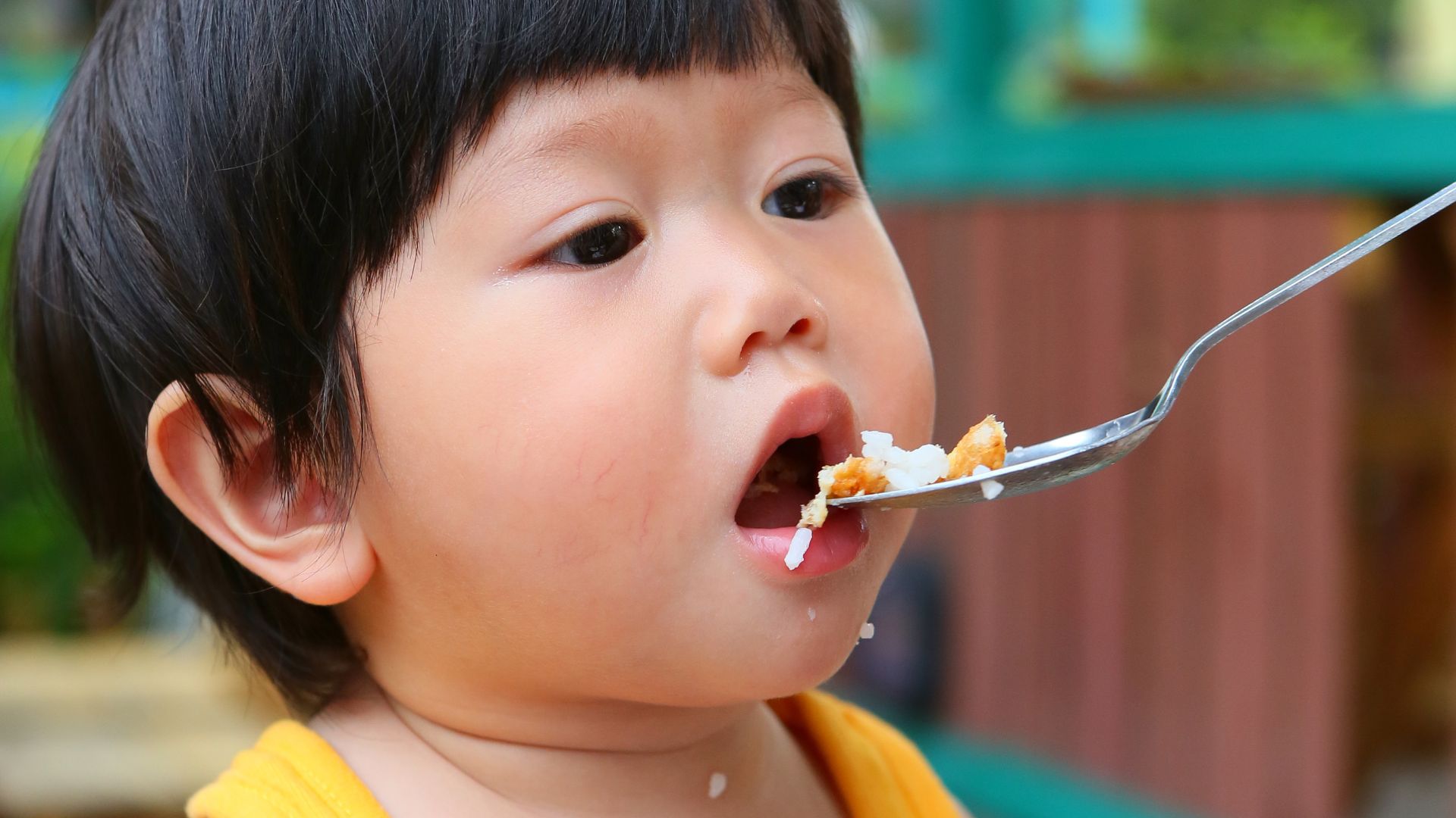 Hình ảnh mô tả bé ăn cơm nát