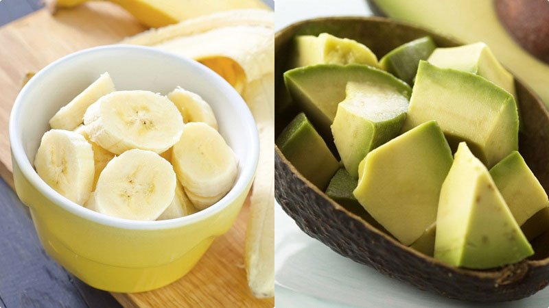 Bơ, chuối cắt nhỏ cho con tập ăn thô