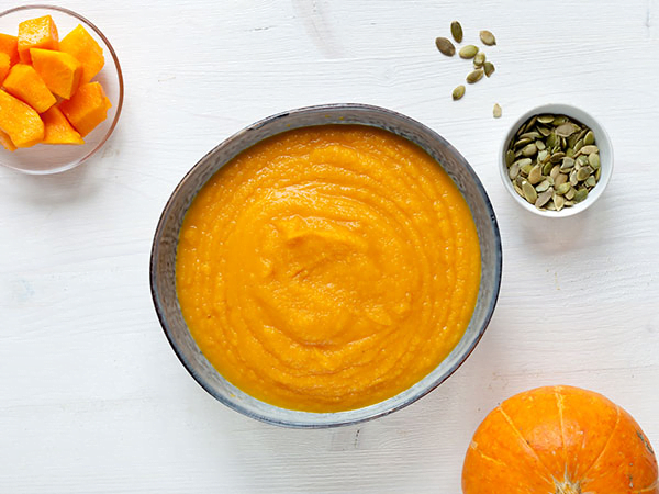 Bí đỏ nghiền cho bé ăn dặm