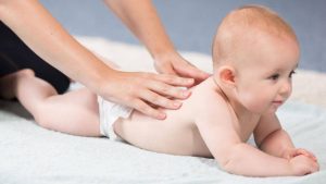 Hình ảnh mô tả massage cho bé sơ sinh