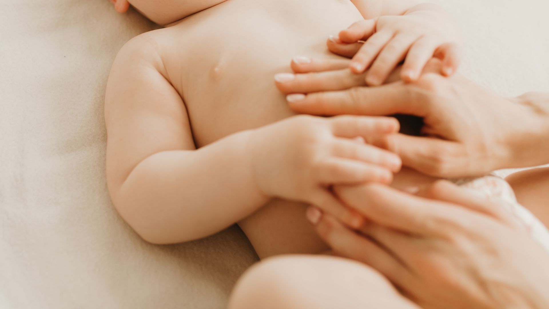 Massage bụng cho bé