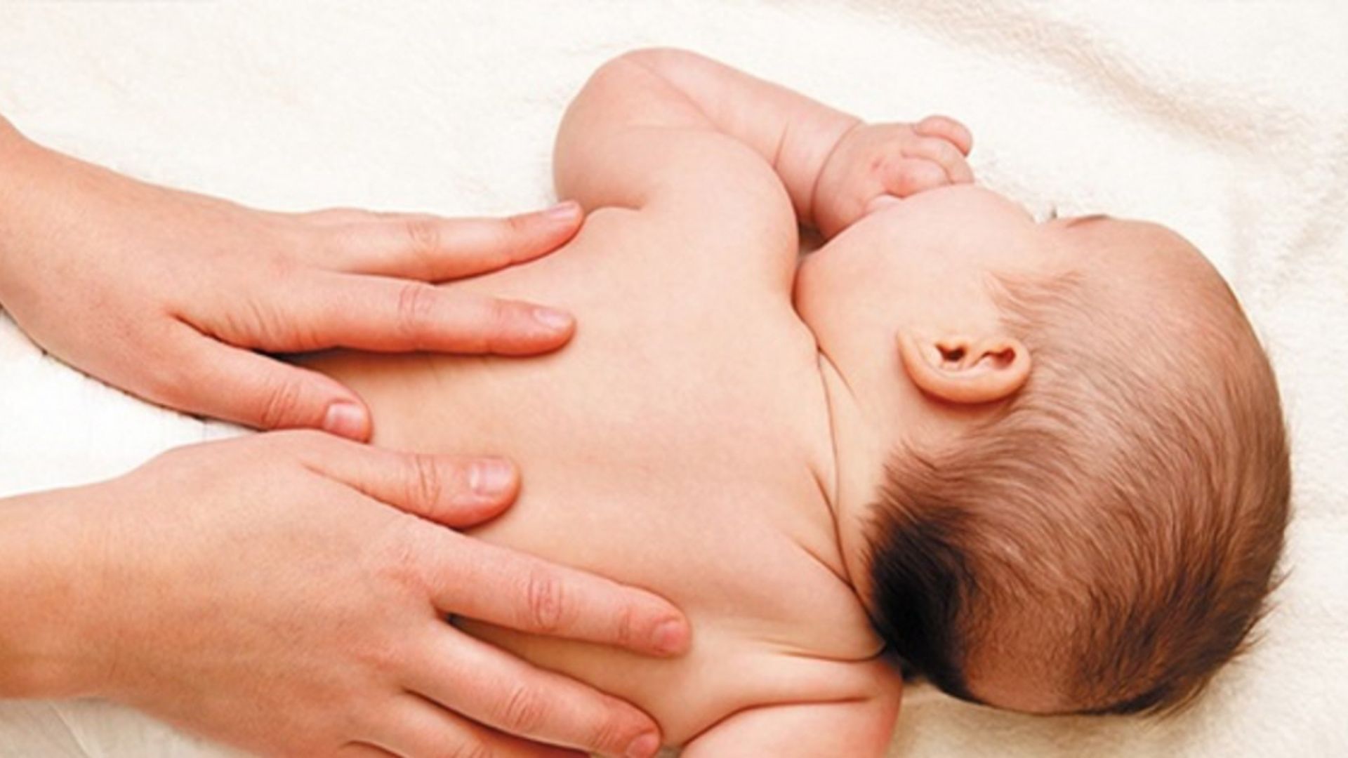 Massage mặt lưng cho bé