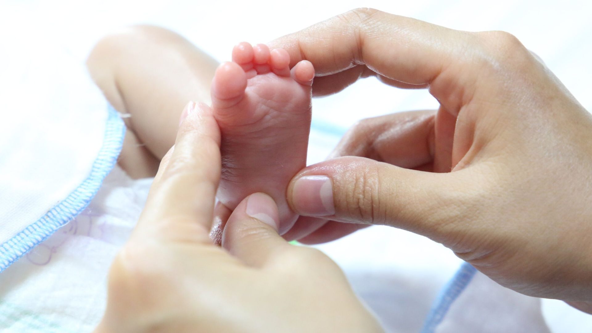 Massage xoa bóp bàn chân cho bé