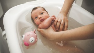 Nhiệt độ nước tắm cho trẻ sơ sinh