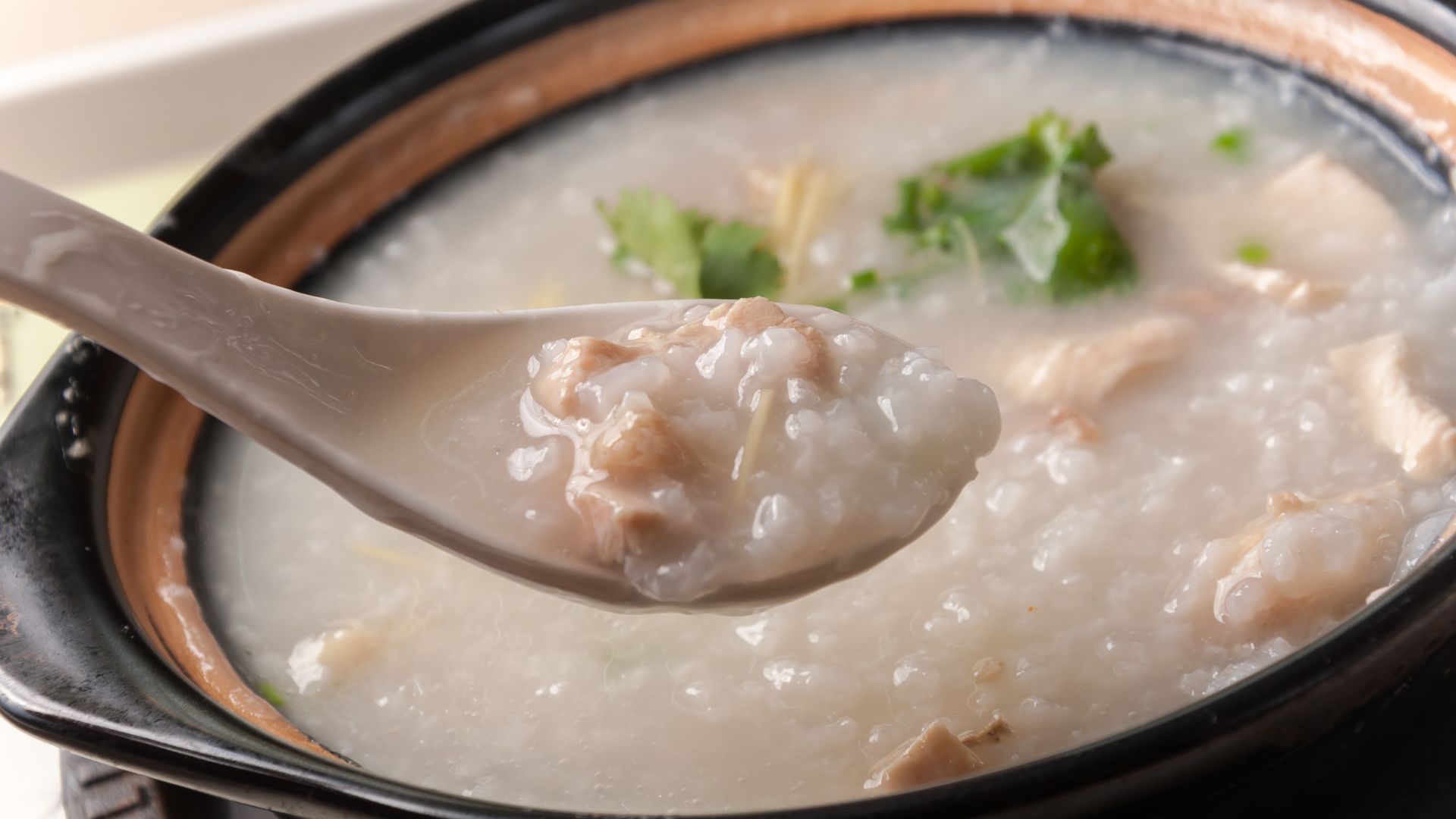 Cách làm món cháo gà cho bé ăn dặm thơm ngon, dễ tiêu hoá