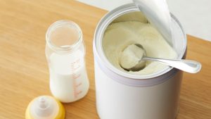 Hình ảnh pha vào bình sữa cho bé bú