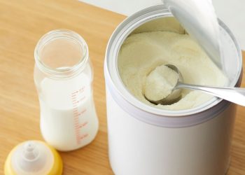 Hình ảnh pha vào bình sữa cho bé bú