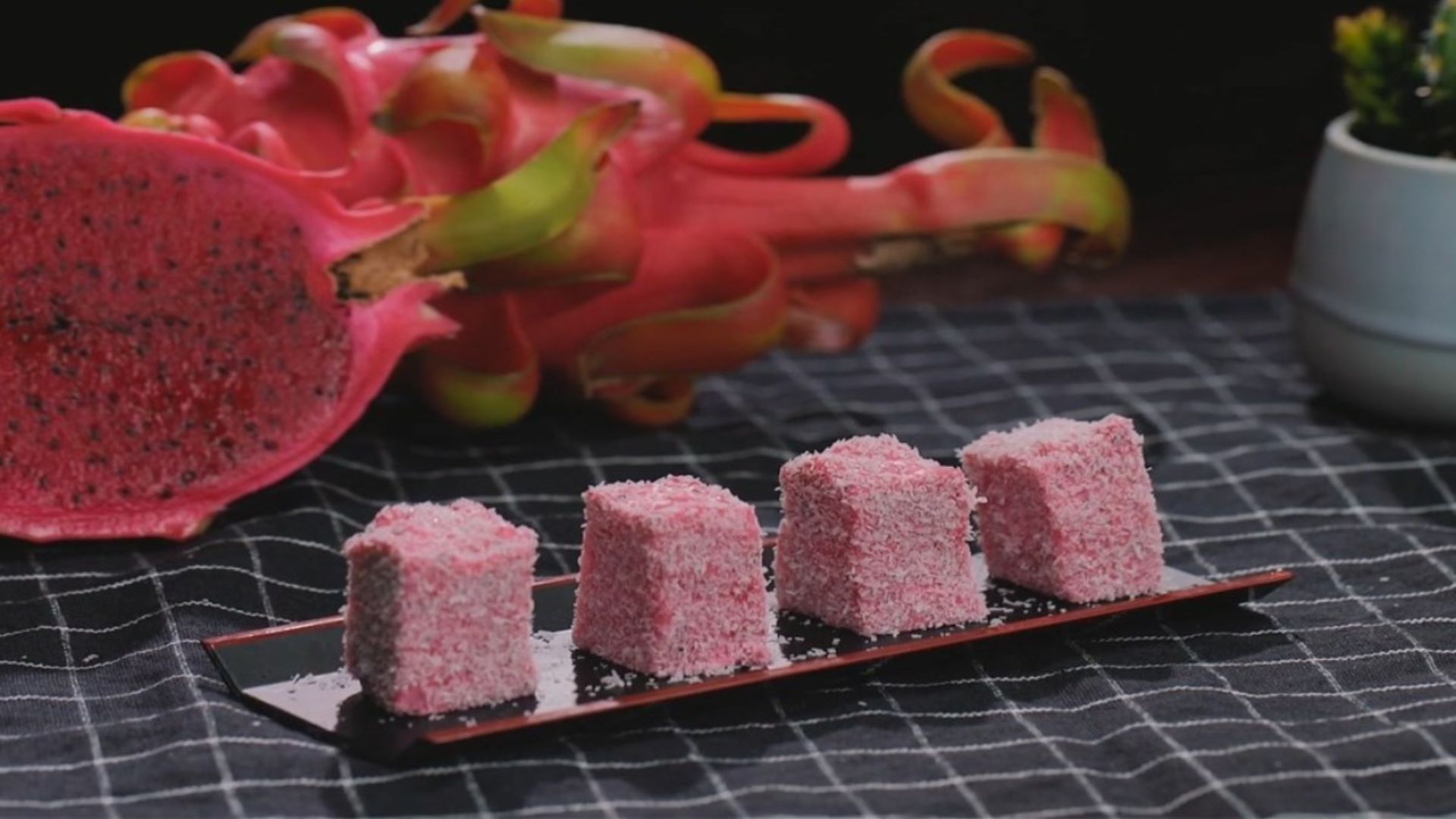 Bánh thanh long trộn bột ngũ cốc