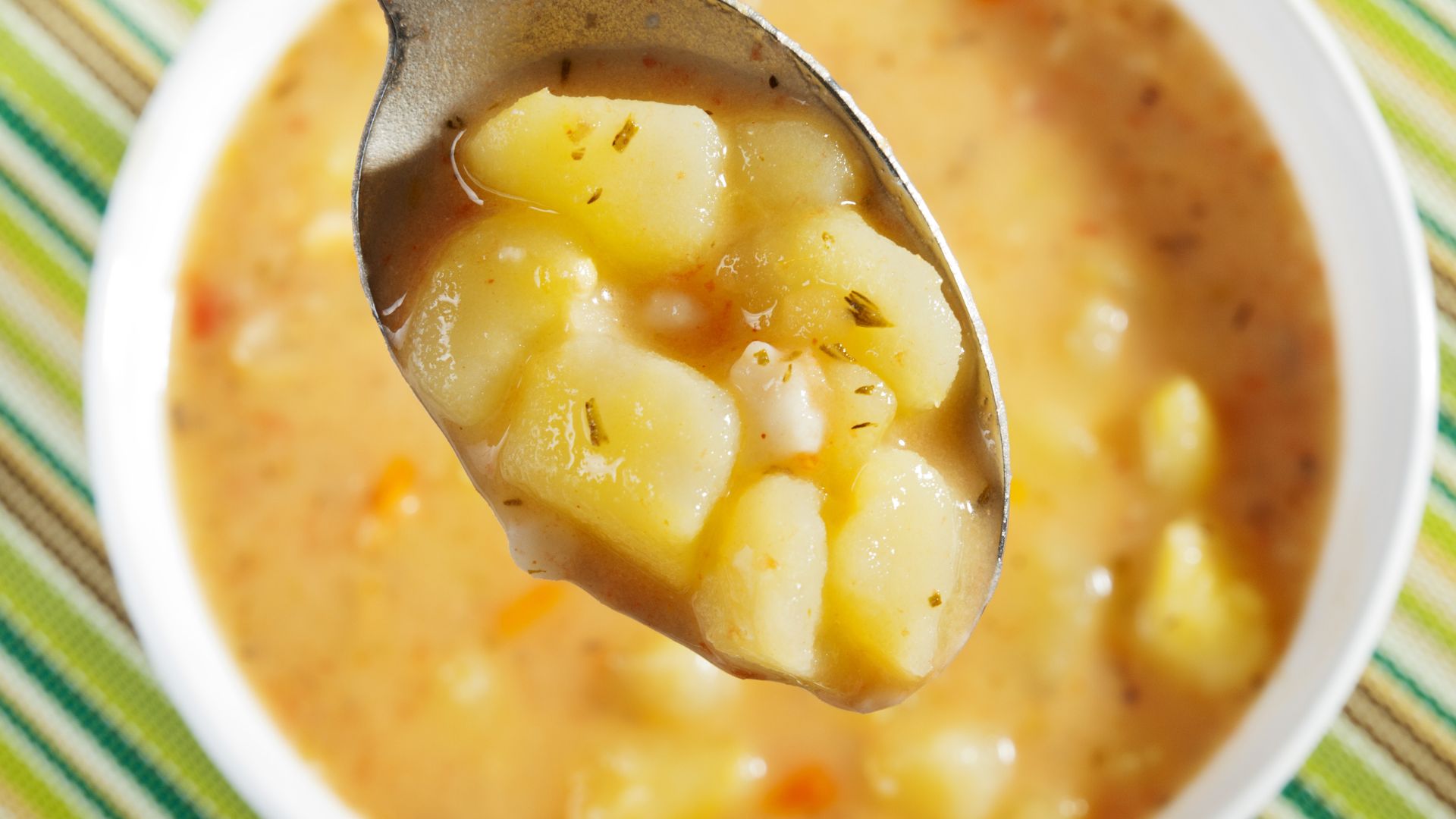 Cách nấu súp cá hồi khoai tây