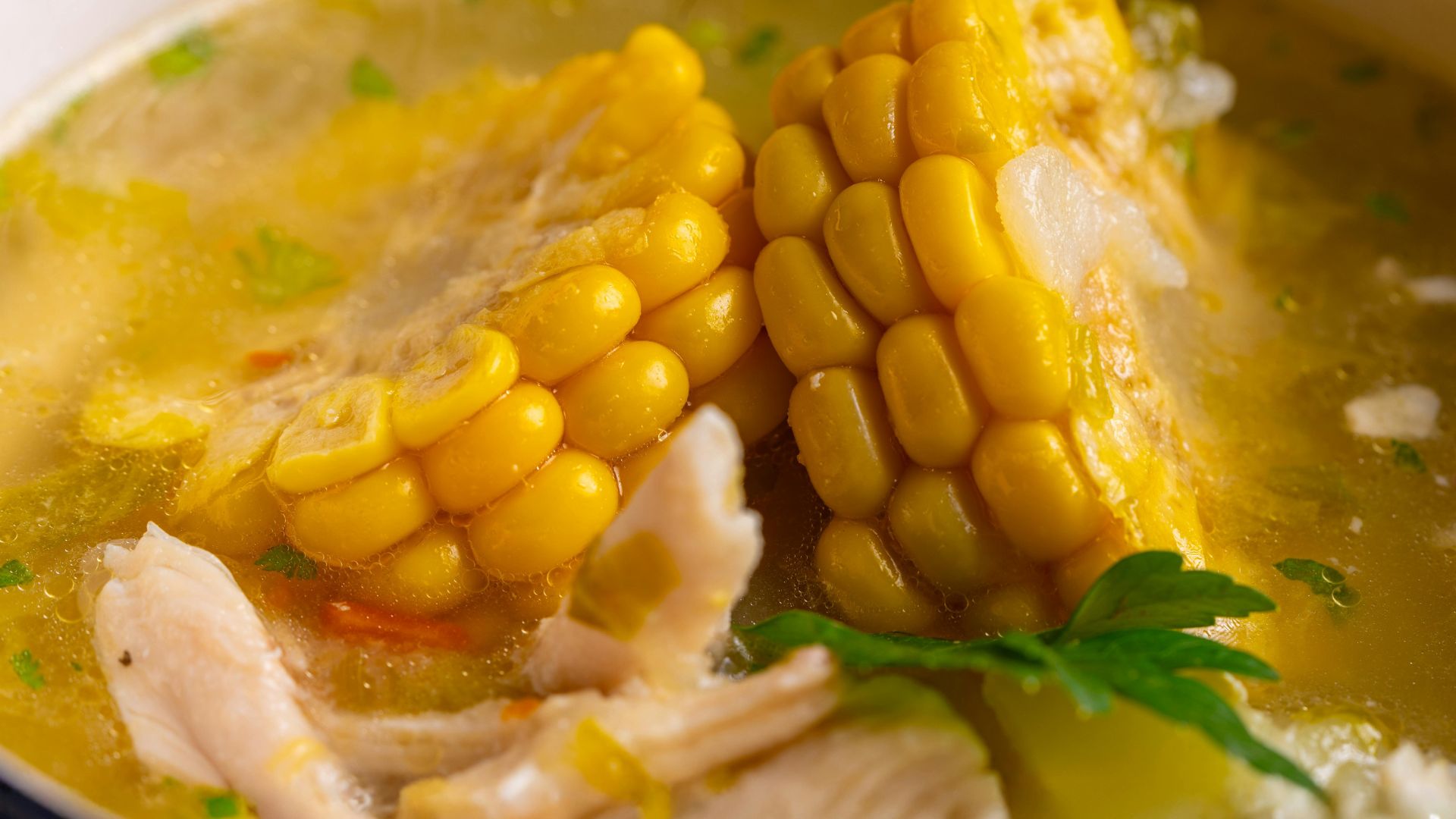 Cách nấu súp chim bồ câu hầm ngô ngọt cho bé