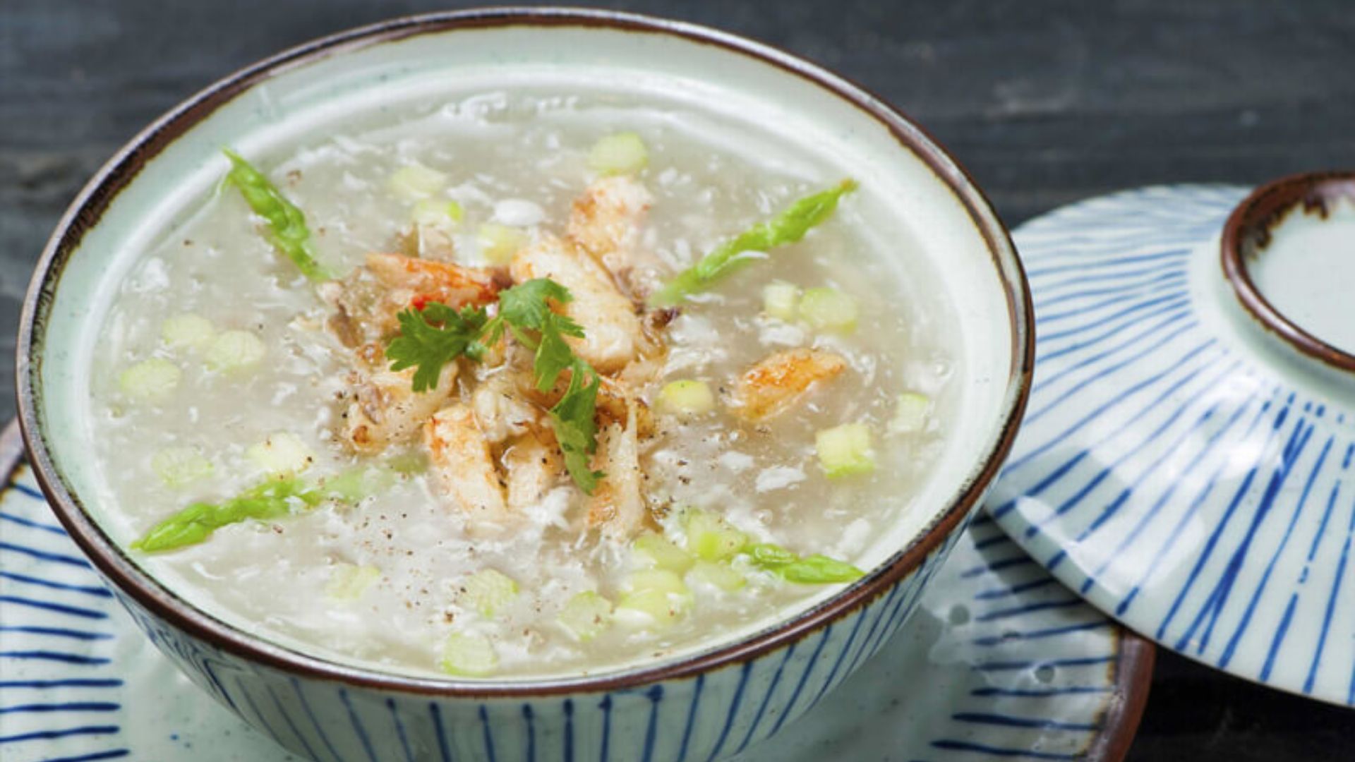 Súp cua nấu với măng tây