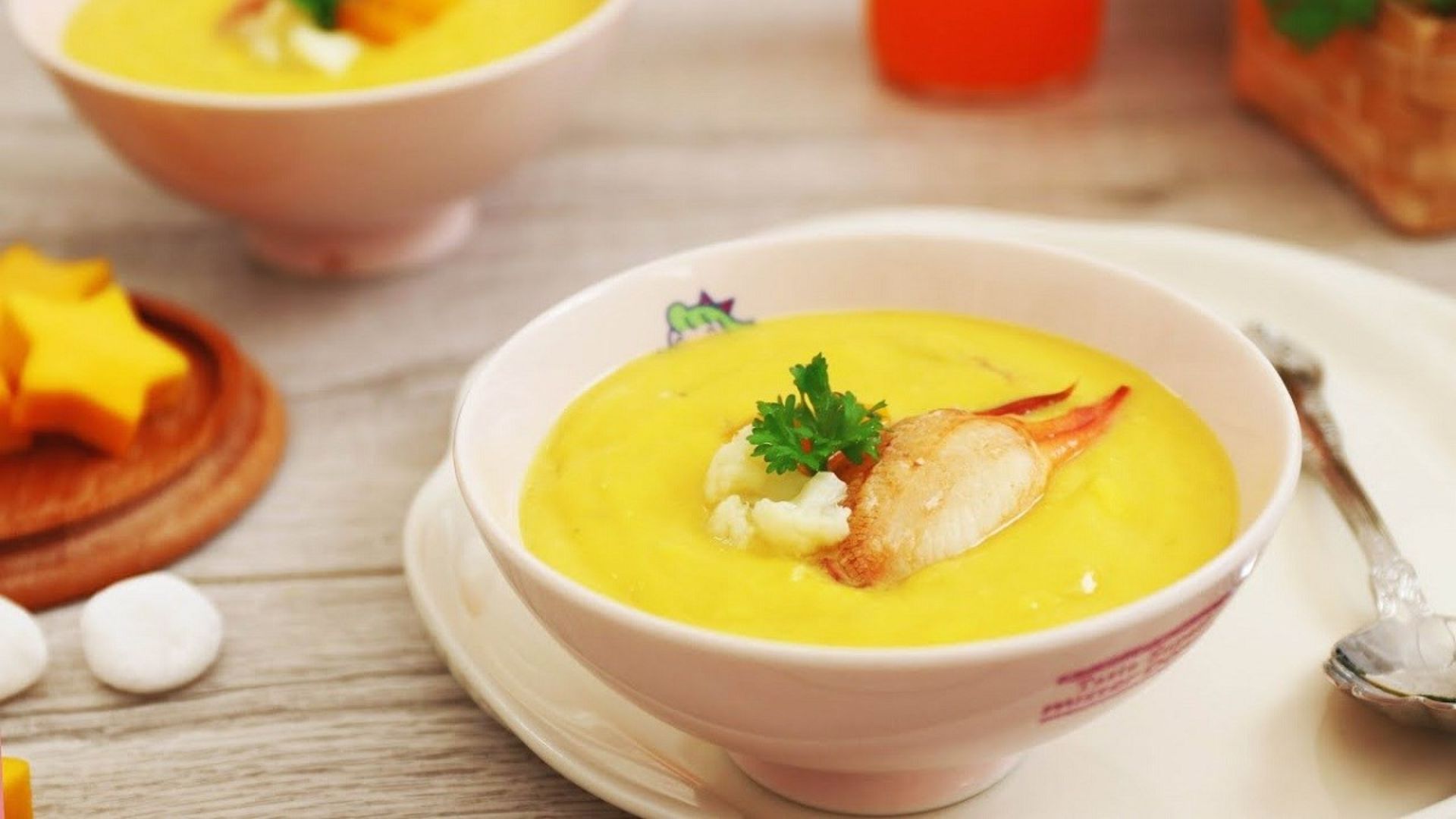 Súp cua với bí đỏ và bông cải xanh