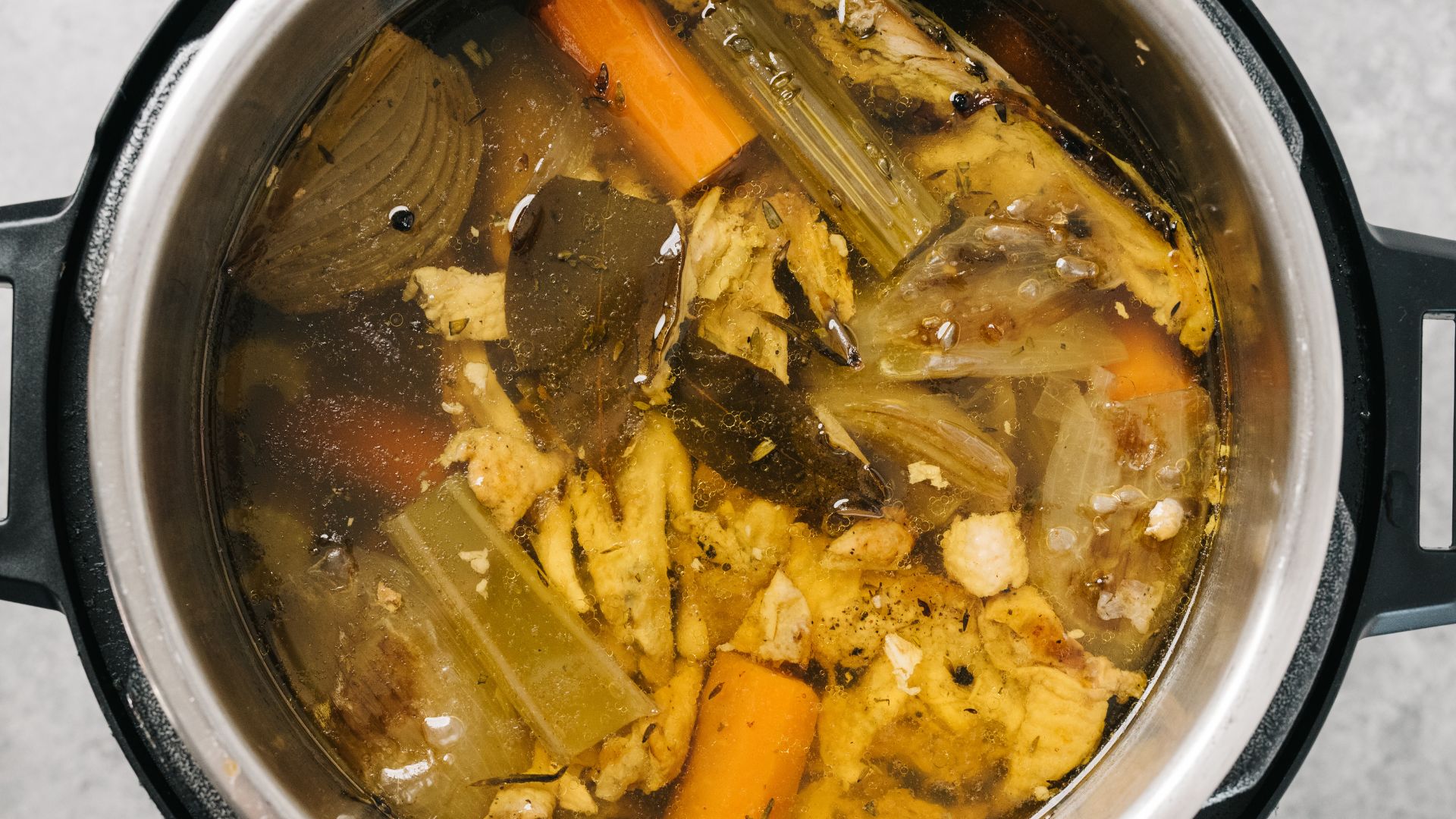 Súp cua với nước dùng xương gà