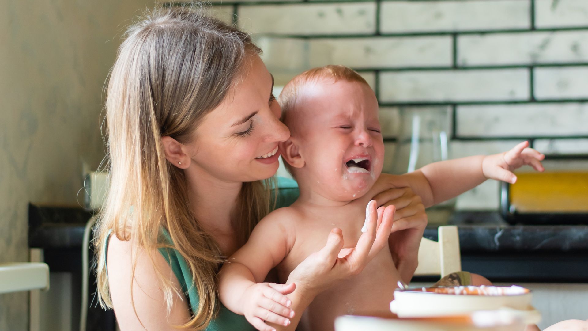 Tại sao không nên cho bé ăn cháo hạt sớm hơn 8 tháng