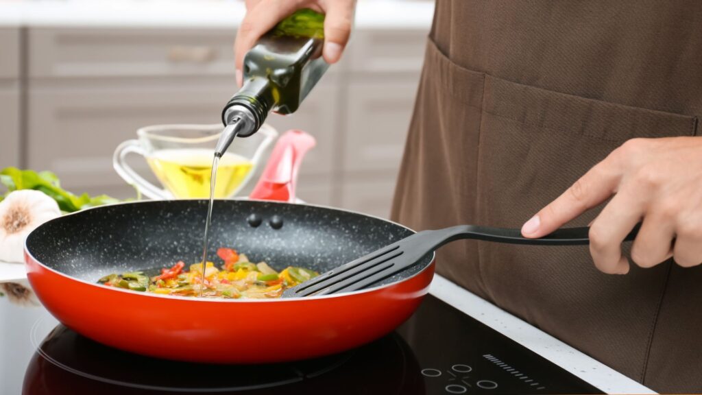 Nấu dầu ở nhiệt độ cao hoặc cho dầu vào lúc thức ăn còn quá nóng