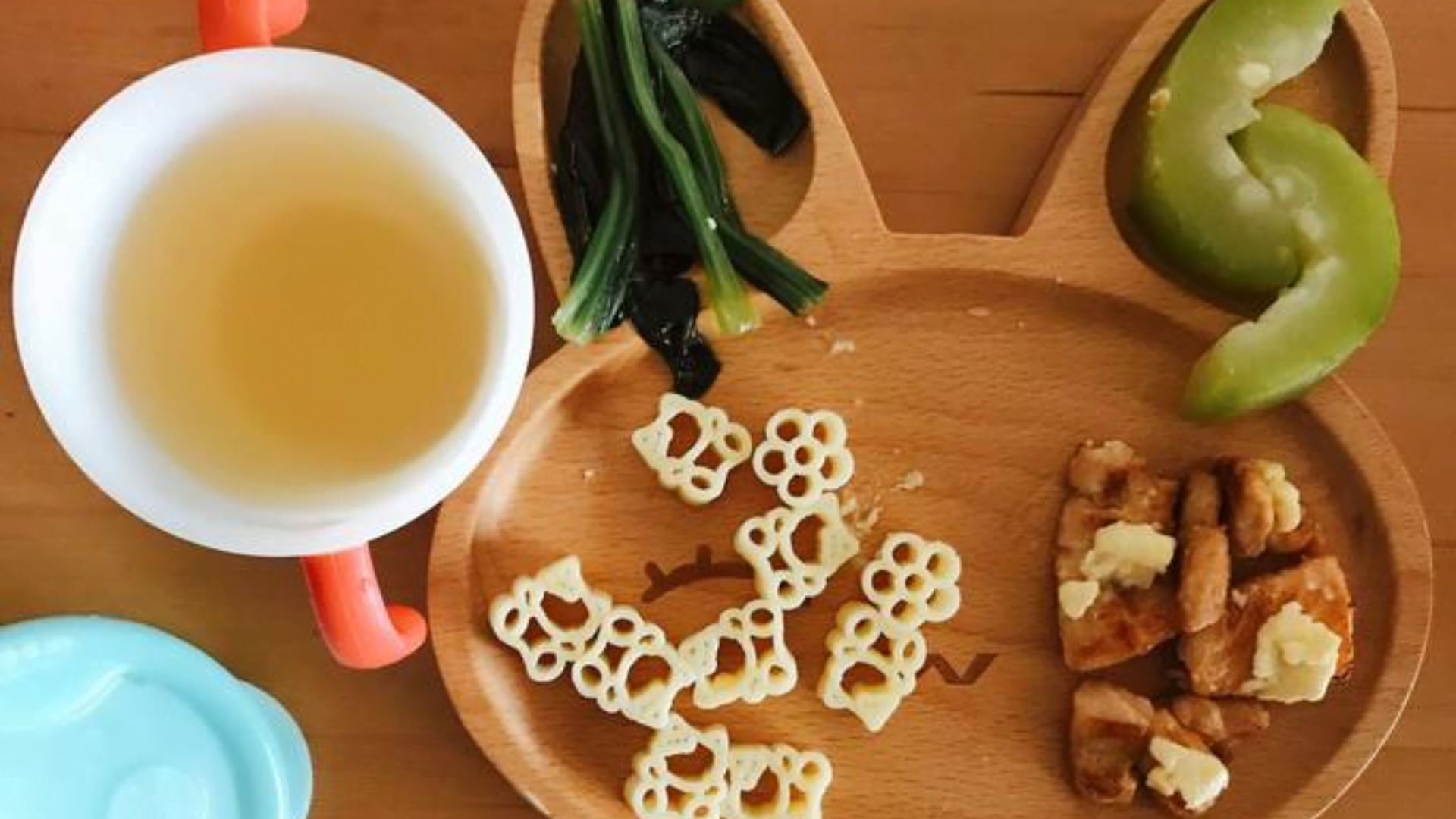 Ăn dặm BLW mẹ nên bày thức ăn cho bé tự ăn