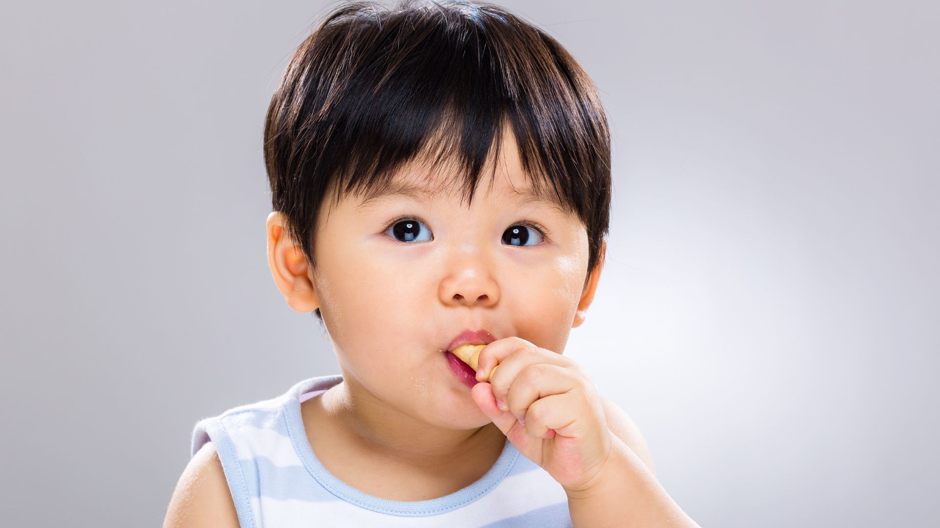 Bánh ăn dặm giúp bé phát triển tính tự lập