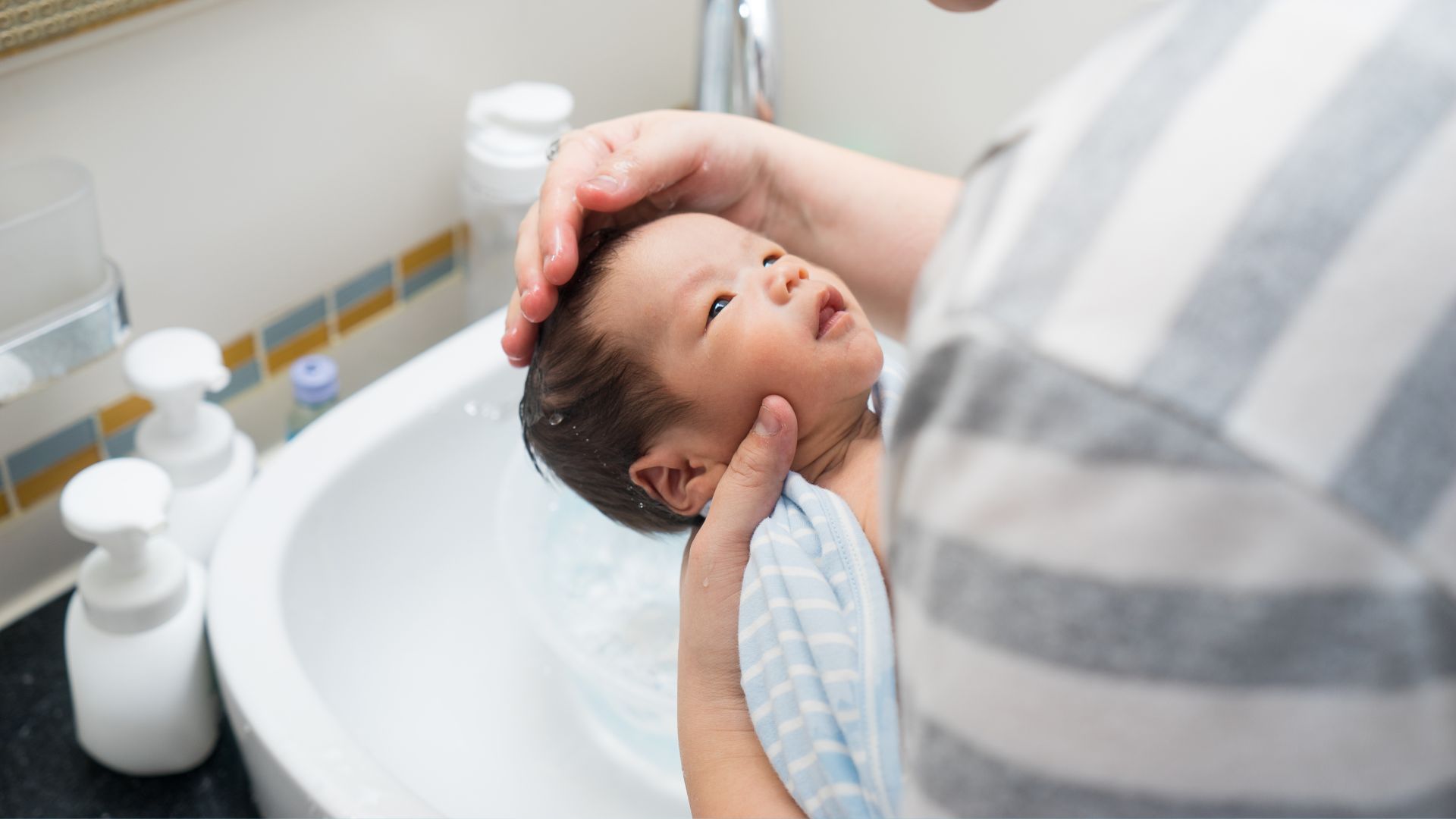 Cách giữ ấm cho trẻ sơ sinh trong quá trình tắm​