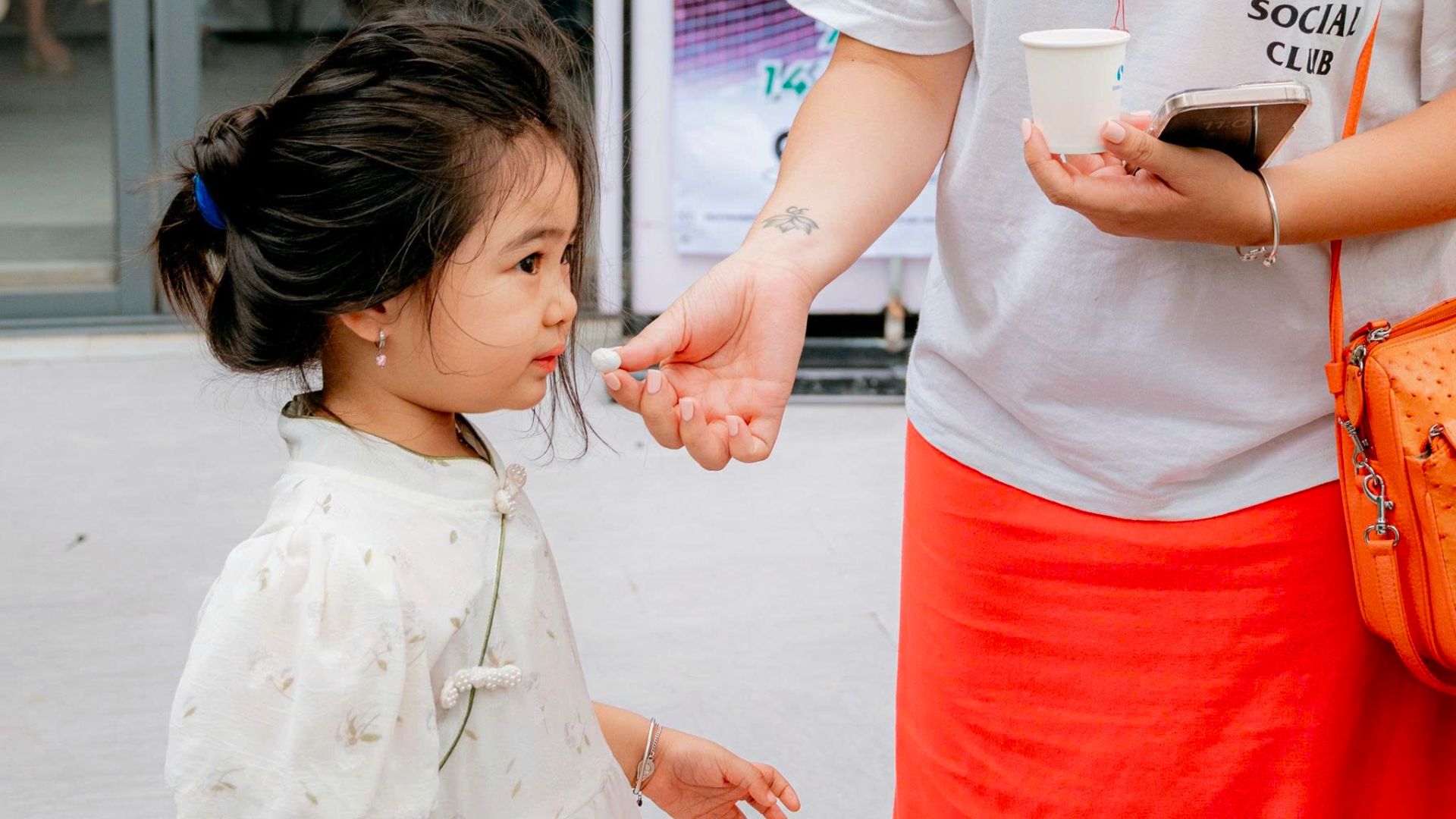 Em bé thử Sữa chua sấy Mămmy