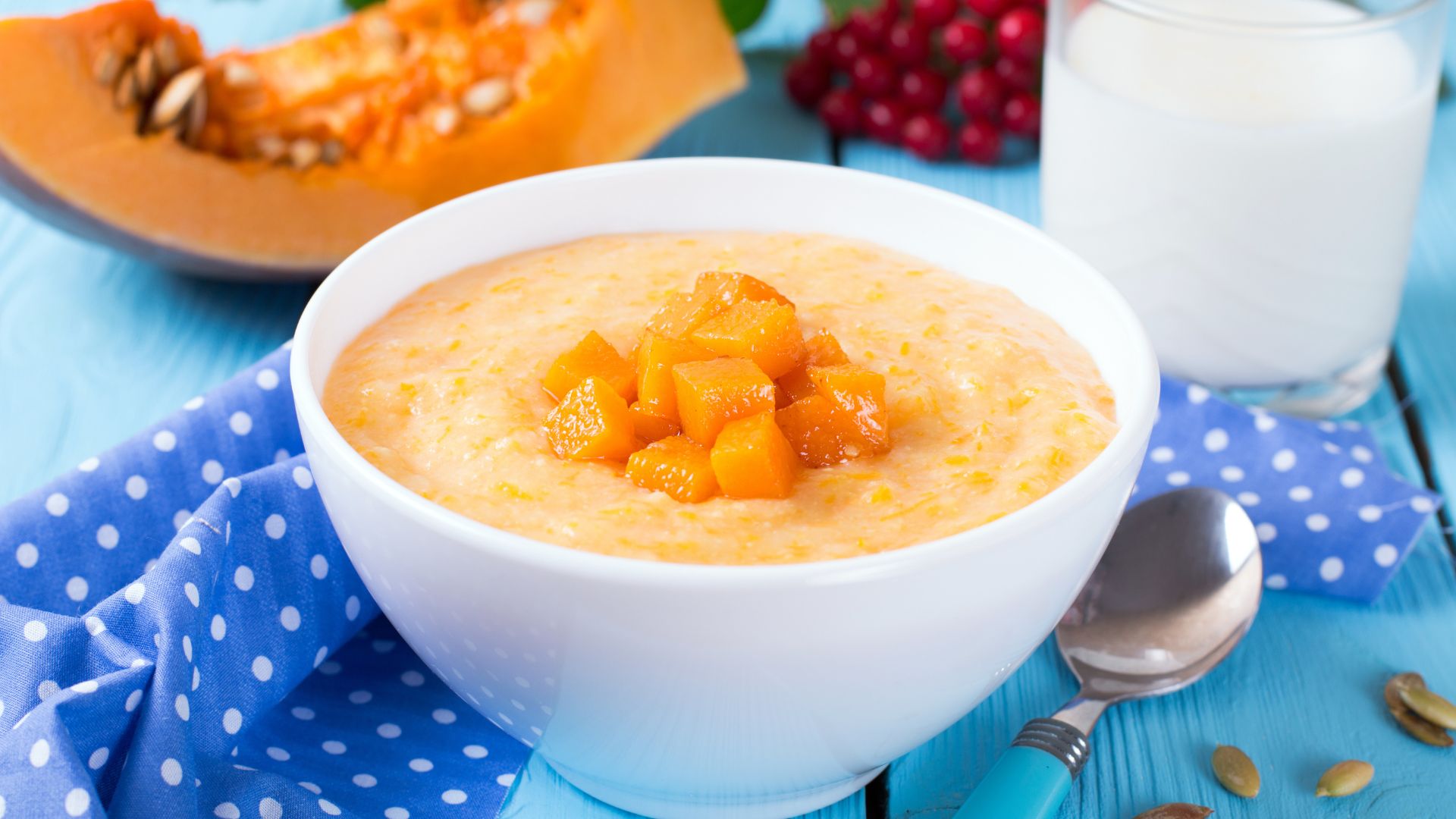 Hình minh hoạ cháo trứng gà với bí đỏ