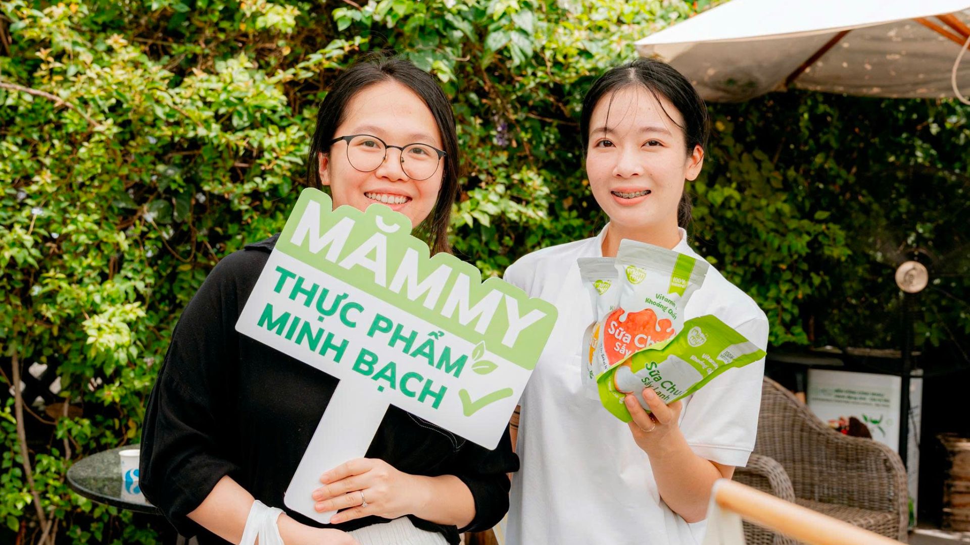 Khách hàng check-in tại gian hàng Mămmy