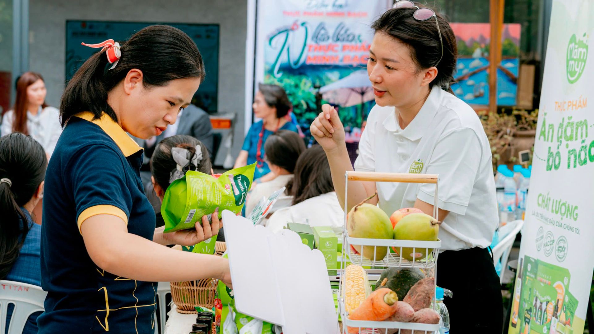 Nhân viên Mămmy giới thiệu bánh ăn dặm cho khách tham quan