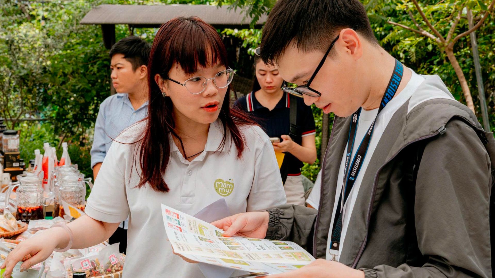 Nhân viên Mămmy giới thiệu về các sản phẩm cho khách tham quan