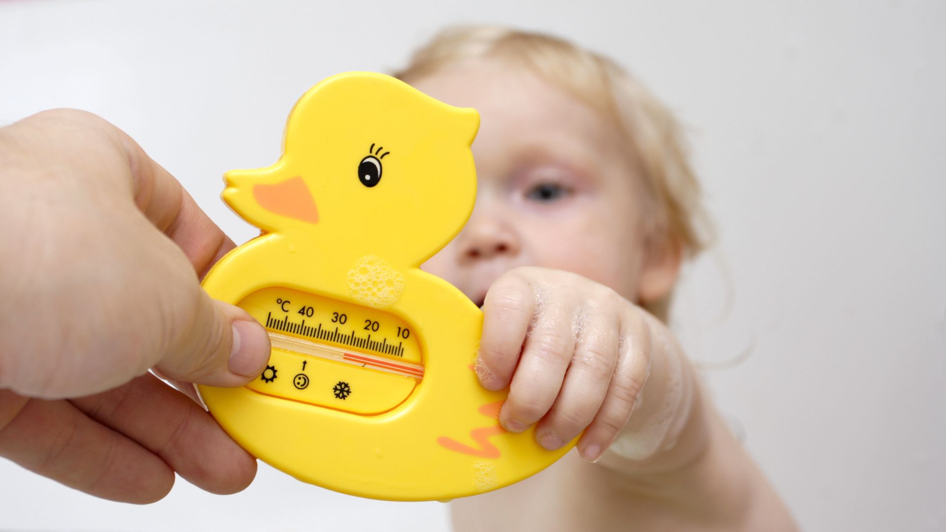 Sử dụng nhiệt kế tắm chuyên dụng​ để đo nhiệt độ tắm cho bé