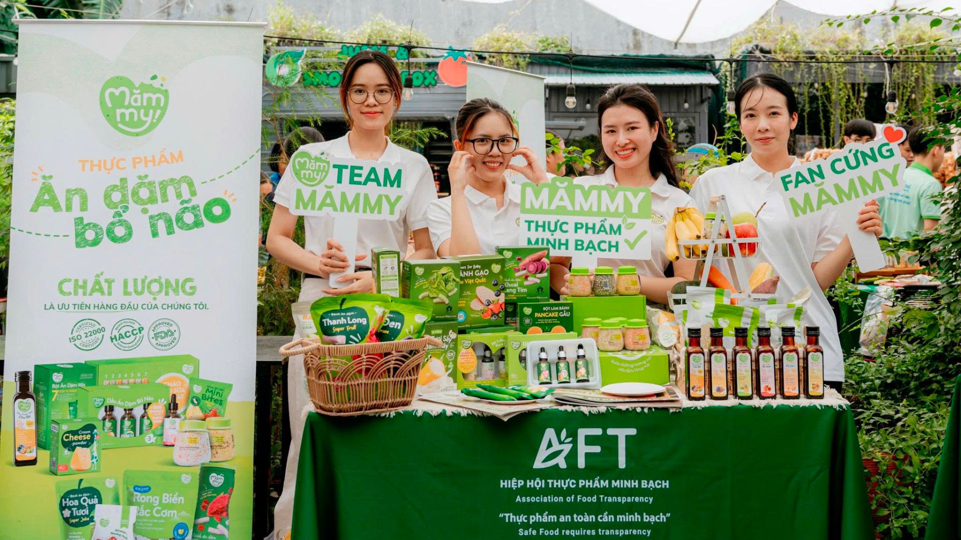 Team nhà Mămmy check-in tại gian hàng