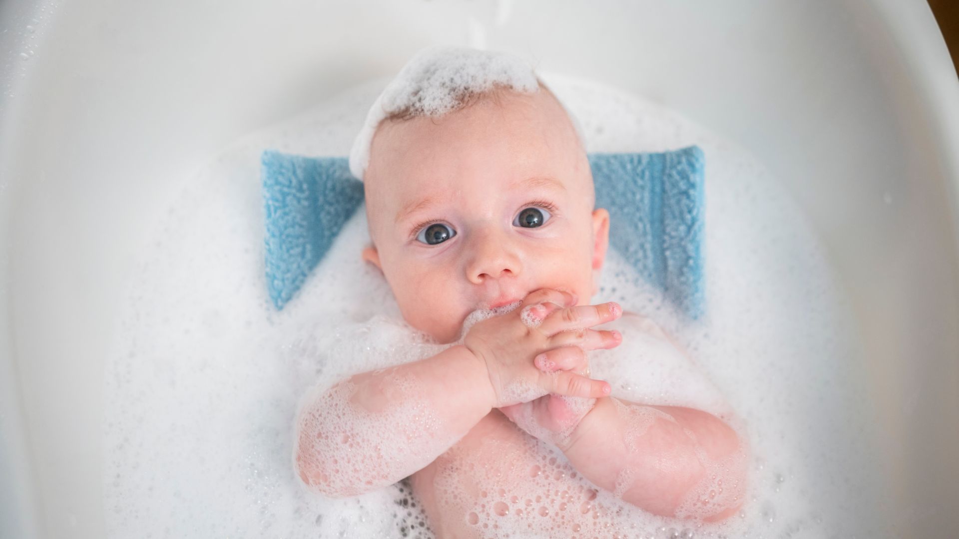 Thời gian tắm cho bé nên giữ trong khoảng 5 – 10 phút