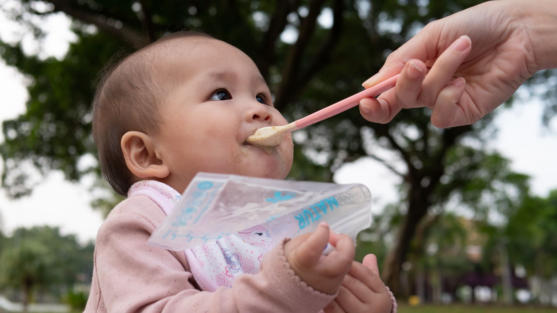 Hình ảnh bé ăn dặm buổi đầu tiên
