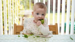Hình ảnh bé tập ăn rau trong giai đoạn ăn dặm
