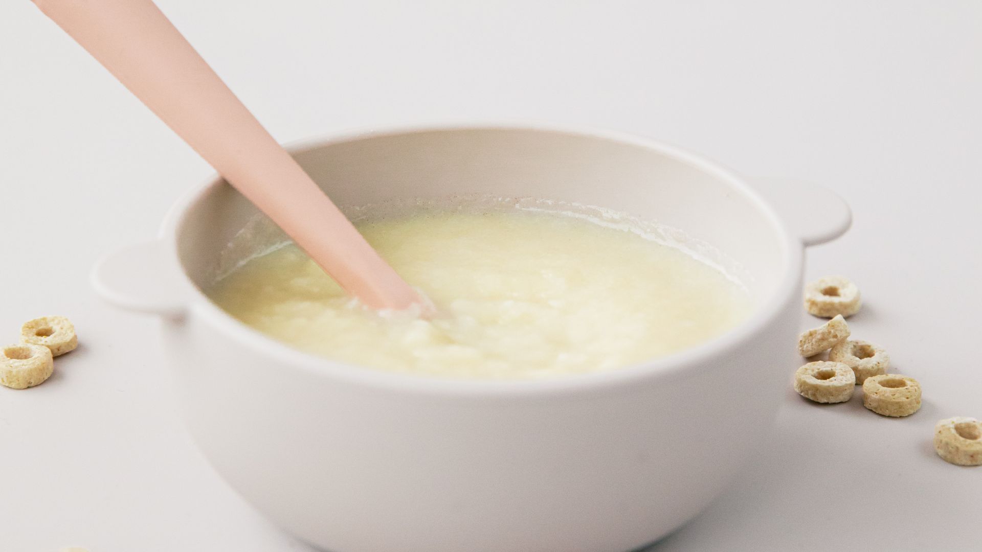 Hình ảnh pha bột ăn dặm cho bé