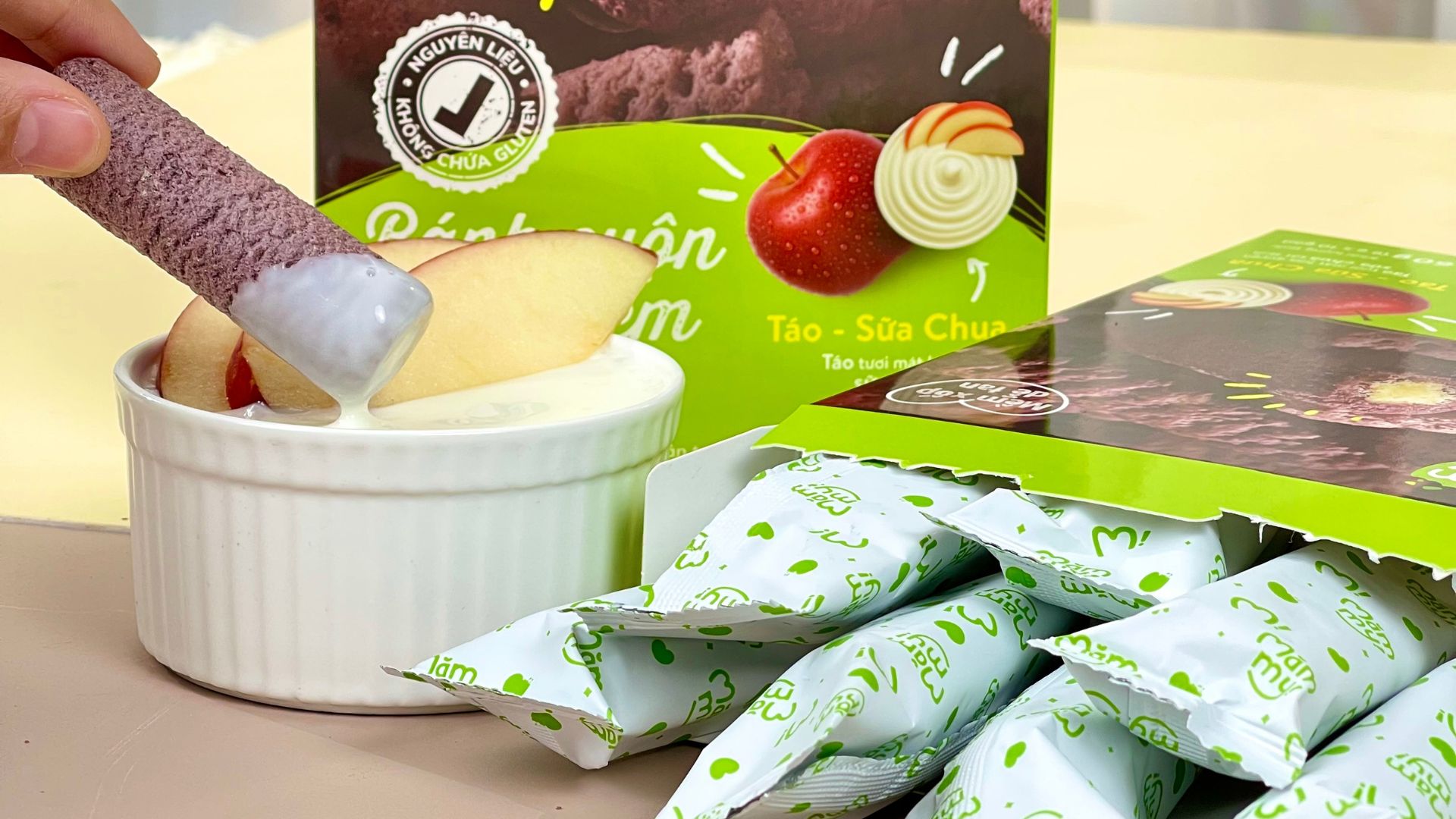 Bánh ăn dặm kết hợp sữa chua với trái cây cho bé