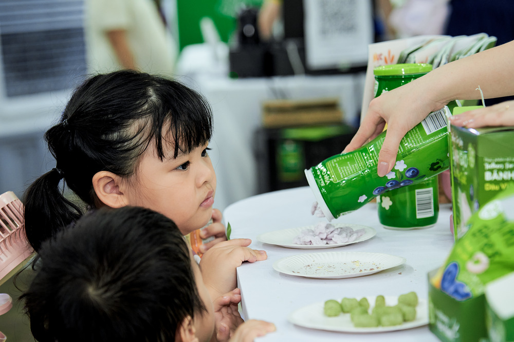 Bé iu thử bánh tại quầy Mămmy